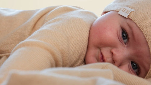 Baby-Kaschmir-Set mit Bio Kuscheltier im Korb