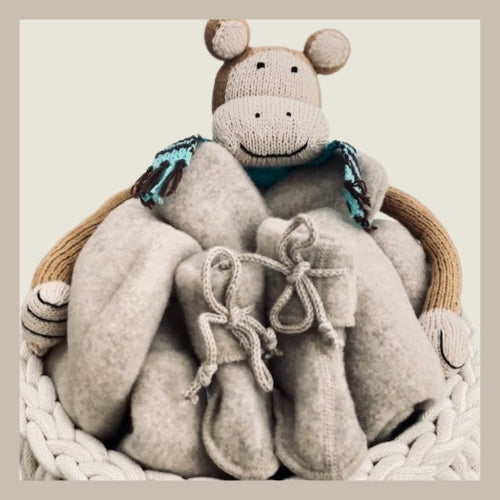 hochwertige Geschenkboxen mit Wollfleece-Baby-Produkten von Engel