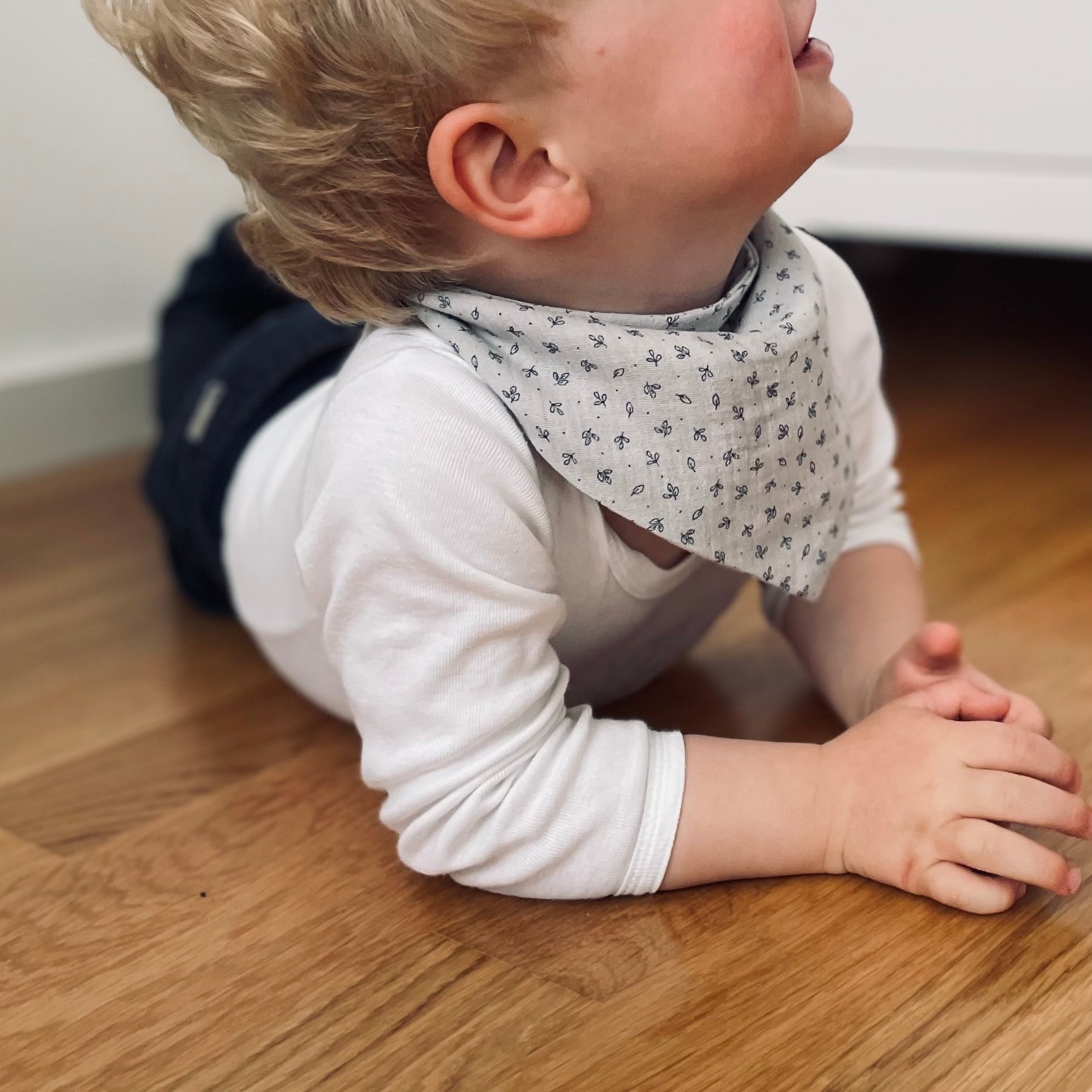 Baby Halstuch aus Bio-Baumwolle Hellblau mit Blättern