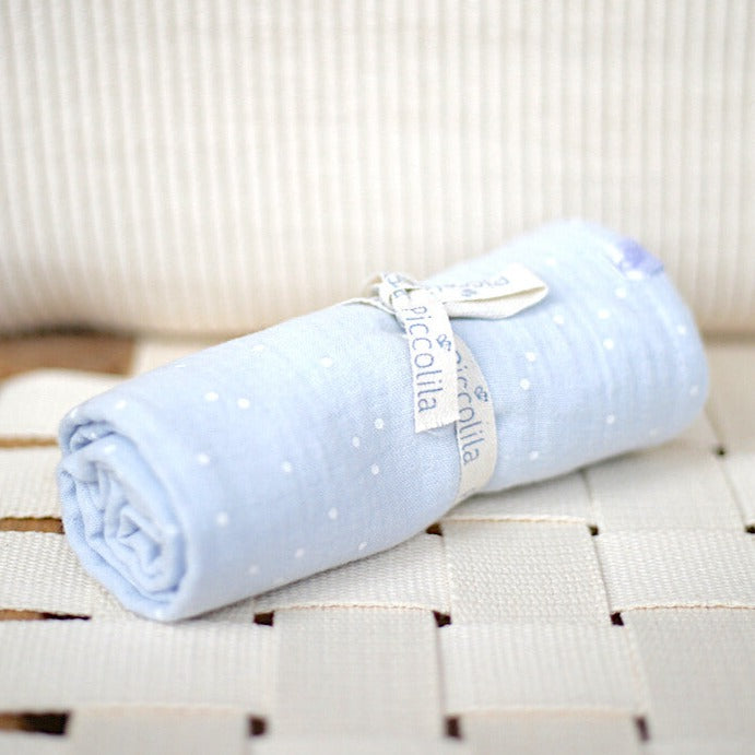 Mulltuch aus Bio Baumwolle Hellblau mit weißen Punkten