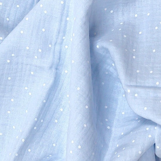 Mulltuch aus Bio Baumwolle Hellblau mit weißen Punkten