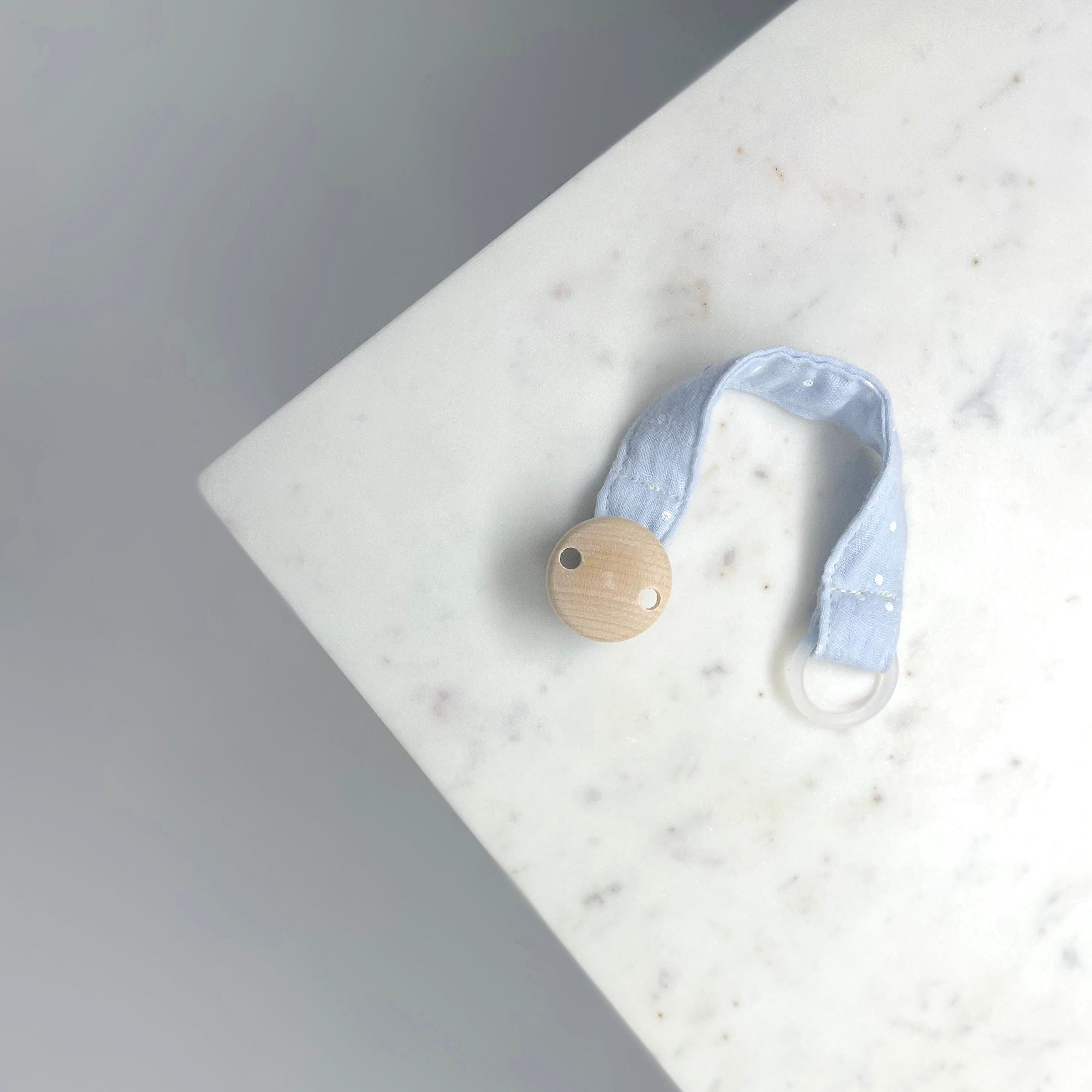 Schnullerband aus Bio-Baumwolle Hellblau mit weißen Punkten - sasaní