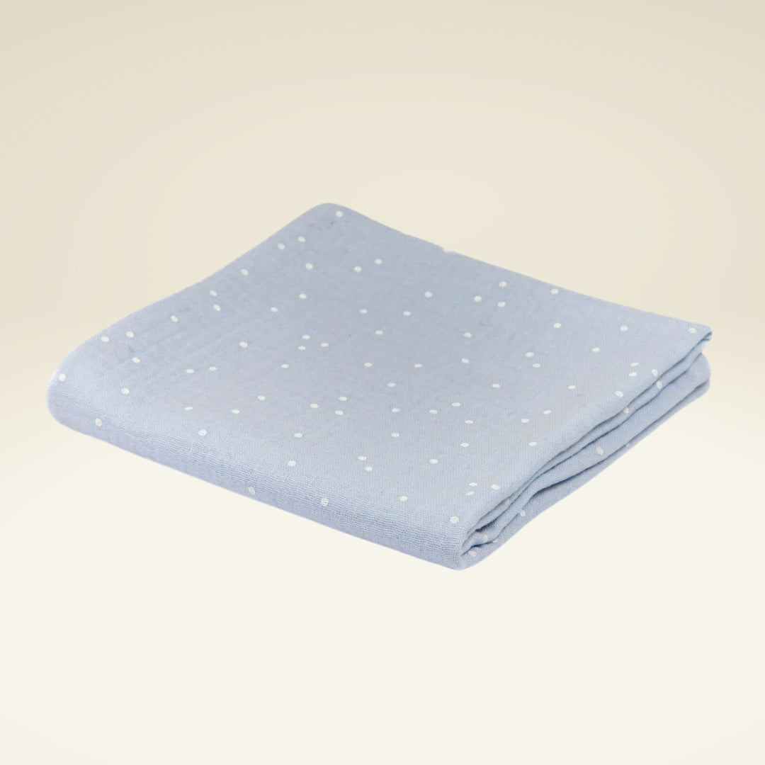 Mulltuch aus Bio Baumwolle Hellblau mit weißen Punkten