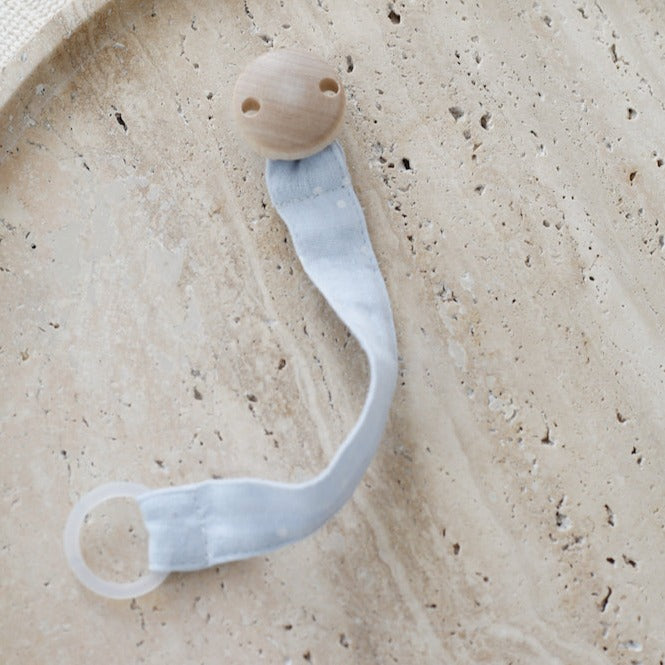 Schnullerband aus Bio-Baumwolle Hellblau mit weißen Punkten - sasaní