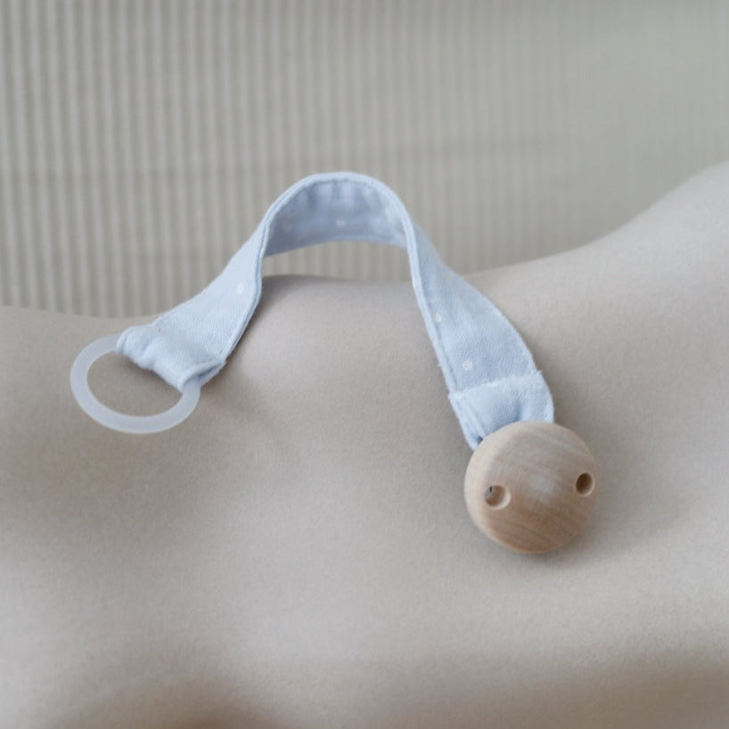 Schnullerband aus Bio-Baumwolle Hellblau mit weißen Punkten - sasaní