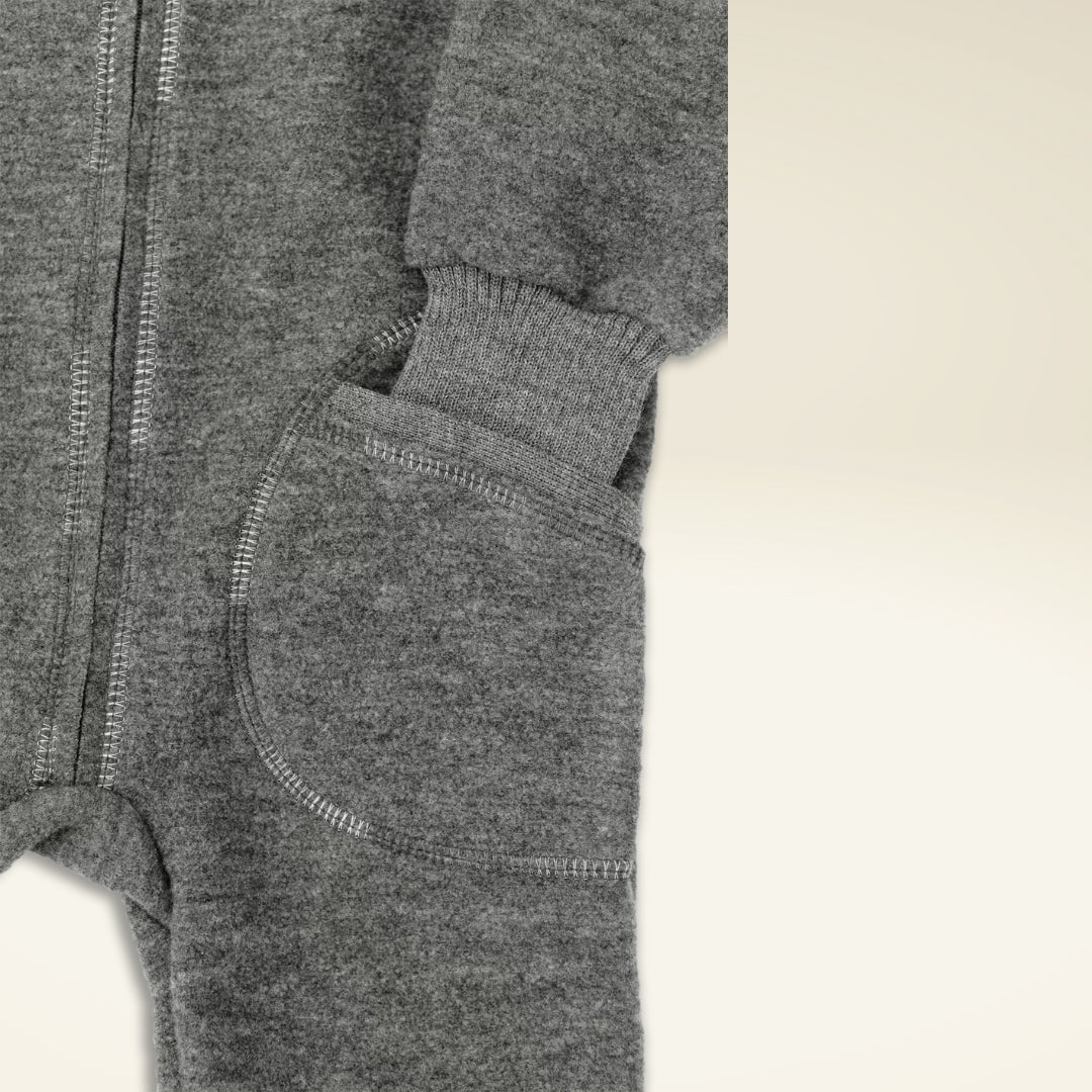 Baby/Kleinkind Overall mit Kapuze und Reißverschluss aus Bio-Woll-Walk - sasaní 