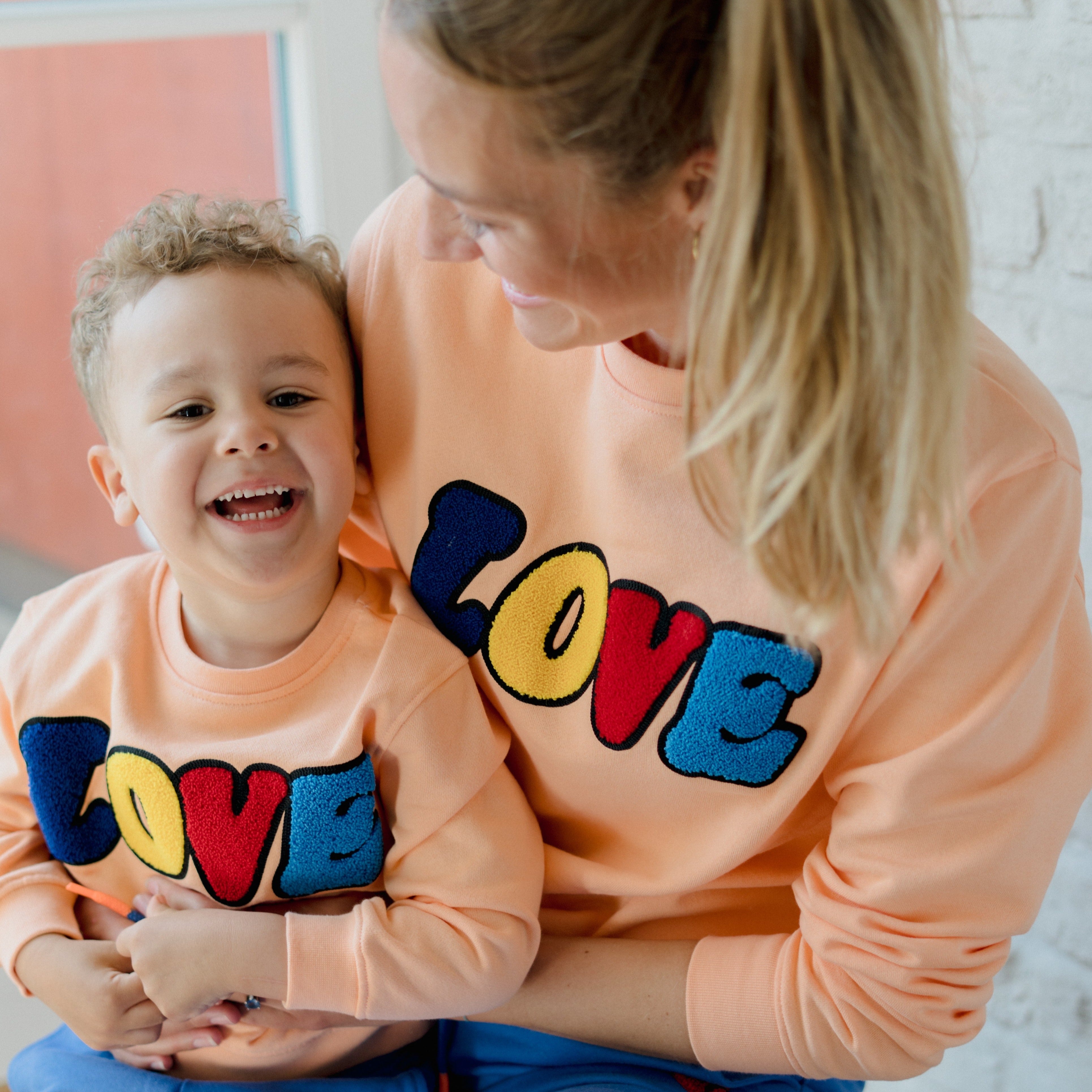 sweatshirt_mit_motiv_LOVE-bio-baumwolle